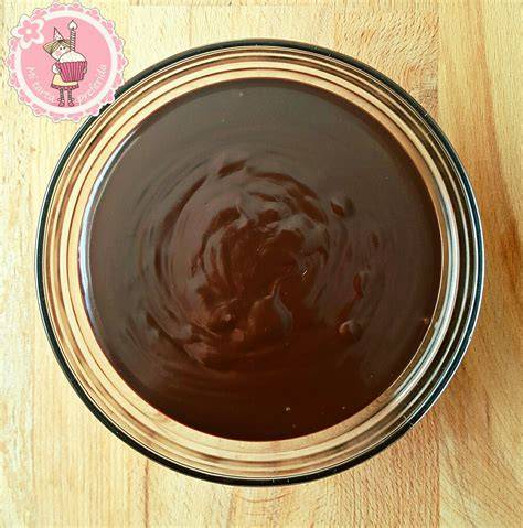 Textura de ganache de chocolate negro listo para decorar