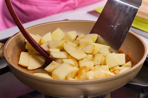 Manzanas caramelizándose en una sartén