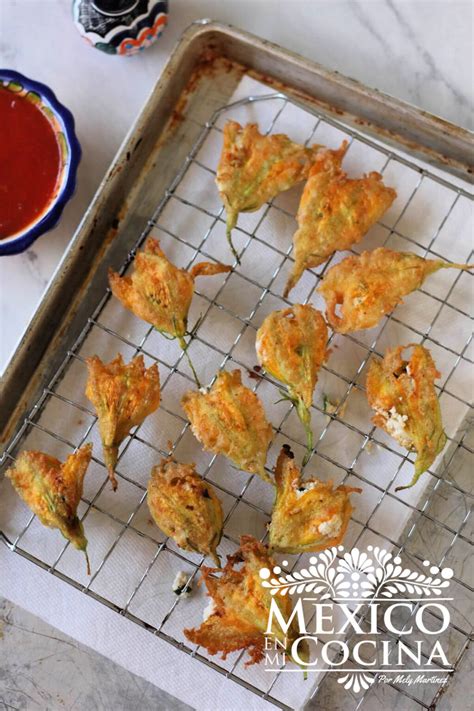 Flores de calabaza rellenas con queso antes de freír