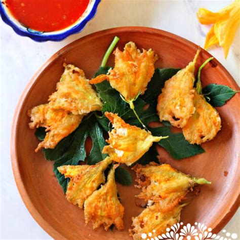 Flores de calabaza rellenas y fritas
