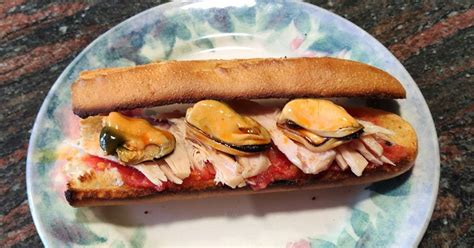 Ilustración de un bocadillo de mejillones en escabeche con tomate y lechuga