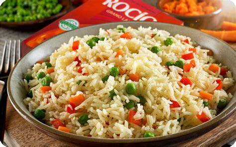 Plato de arroz blanco ecológico con verduras