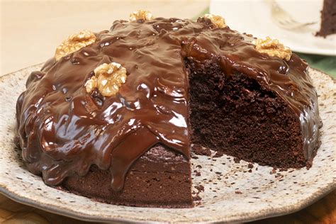 bizcocho de chocolate y nueces recién horneado sobre una rejilla