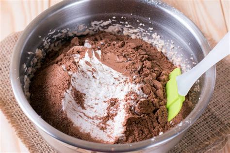 proceso de mezclado de harina y cacao para bizcocho
