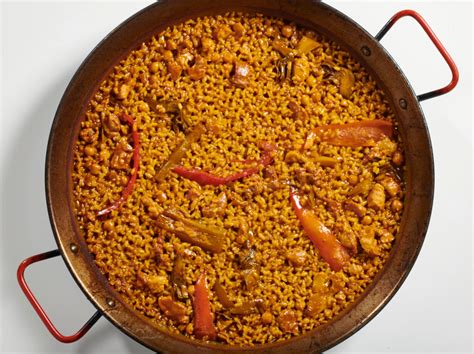 Arroz añadiéndose a la paella