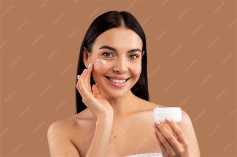 Mujer aplicando bronceador casero en su piel