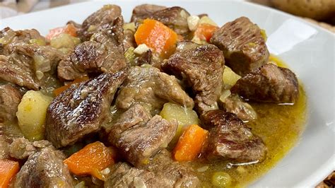 Carne guisada de burro con verduras en un caldero