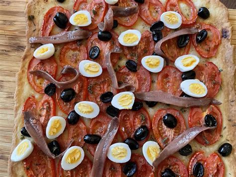 Coca de tomate lista para hornear con los dedos marcados