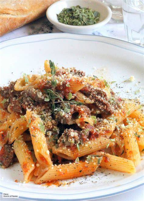 Plato de penne rigate con tiras de carne y especias