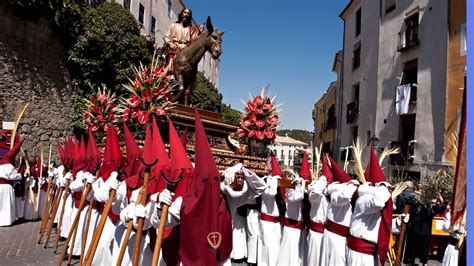 Ilustración de la Semana Santa en Córdoba con elementos gastronómicos