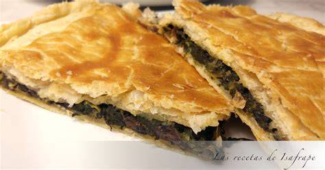 Empanada de espinacas, pasas y anchoas lista para servir