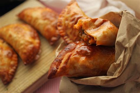 Bandeja de empanadillas horneándose con papel de horno
