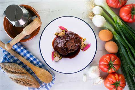 Rabo al vino tinto en una cacerola