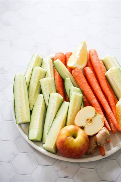 Ingredientes para jugo de zanahoria, pepino y manzana