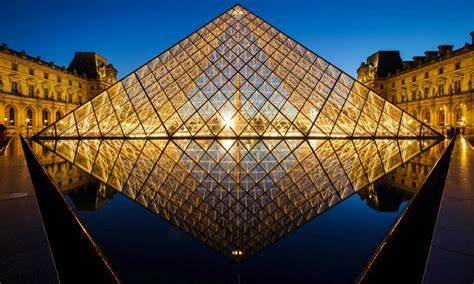 Pirámide de cristal del Museo del Louvre