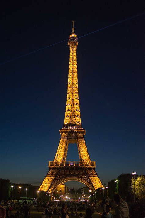Torre Eiffel iluminada por la noche