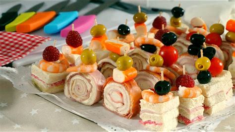 Variedad de canapés fríos con pan de molde