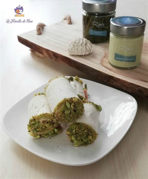 Rollos de pan de molde con pistachos