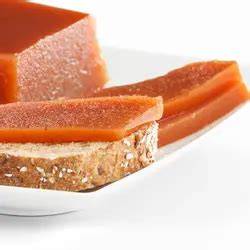Rollos de pan de molde con membrillo