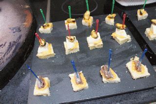 Pinchitos de pan de molde con paté de queso y remolacha