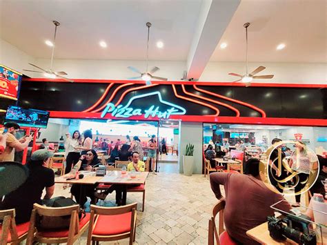 Fachada de Tatá Pizza con clientes