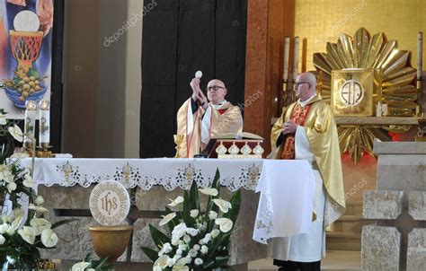 Sacerdote elevando la hostia en la misa