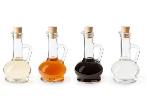 Botellas de vinagre de arroz de diferentes tipos