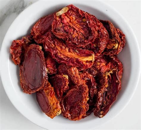 Pimientos y tomates secos hidratándose