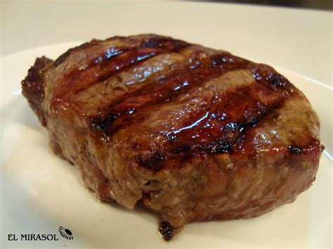 Corte de ojo de bife a la parrilla con el punto de cocción perfecto