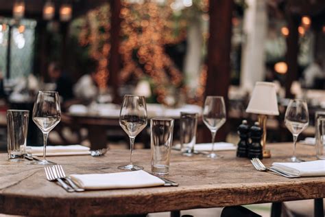 Salón del restaurante con mesas de madera de ipê y vista a la dársena