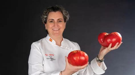Pepa Muñoz rodeada de tomates
