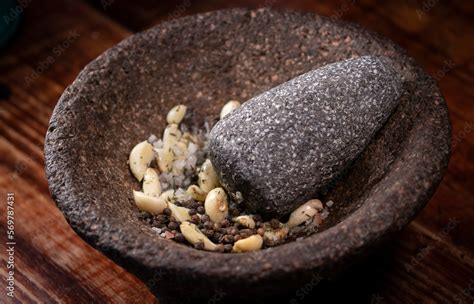 Mortero con ajo y sal