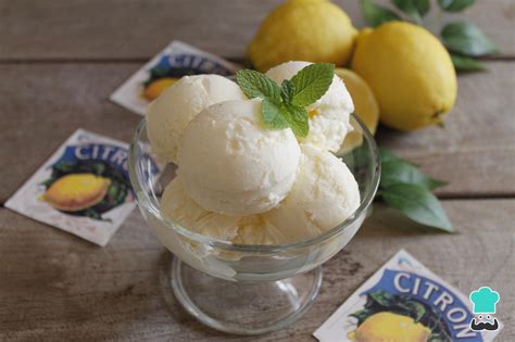 Helado de limón casero servido en un recipiente