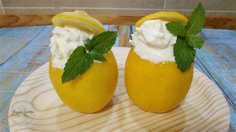 Helado de limón servido dentro de limones vaciados
