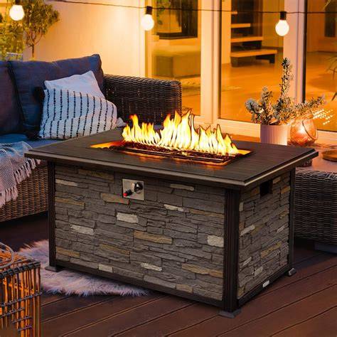 Mesa de fuego de gas Happy Cocooning en una terraza al anochecer