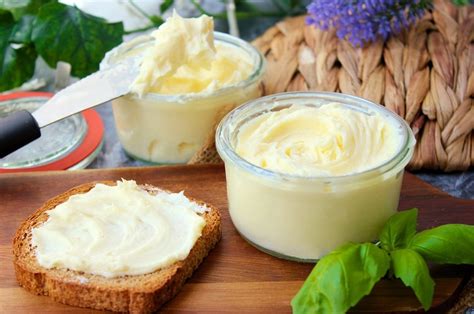Mantequilla vegetal casera en un molde cuadrado
