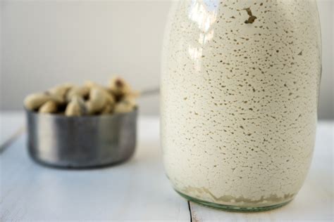 Yogur de anacardos en un frasco con burbujas