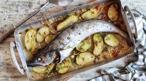 Pescadilla al horno con patatas y limón