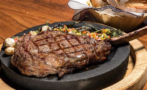 Plato de asado dominical servido en el restaurante