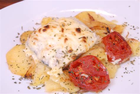 Merluza gratinada recién salida del horno