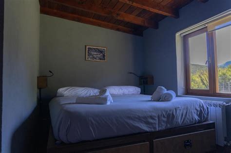 Hostel de montaña con arquitectura andorrana
