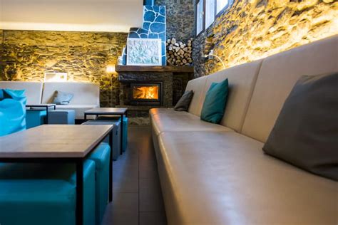 Interior del Mountain Hostel Tarter con chimenea