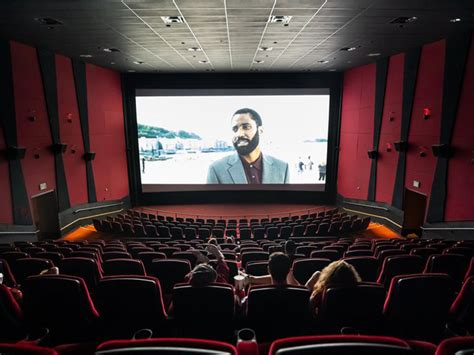 Interior de una sala de cine en Capitol con proyección digital
