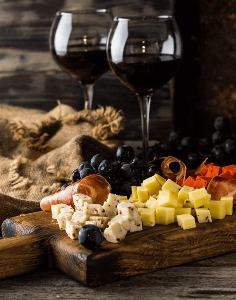 Tabla de quesos con Gouda añejo y maridaje de vino