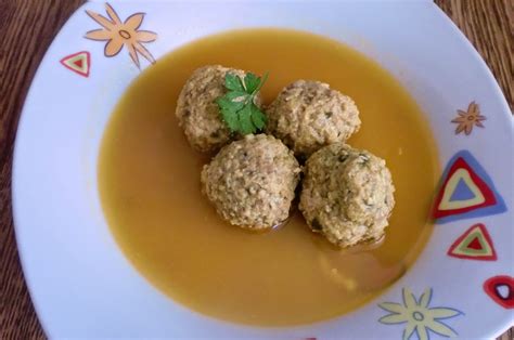 Caldo con pelotas tradicional