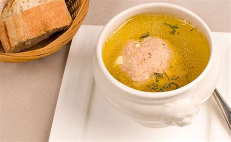 Caldo con pelotas servido en taza