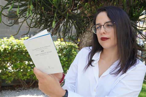 Beatriz Morales Fernández dando una conferencia