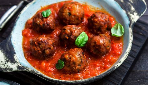 Plato de albóndigas con salsa de tomate y perejil