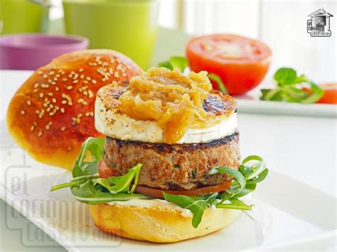 Hamburguesa gourmet con queso de cabra y frutos rojos
