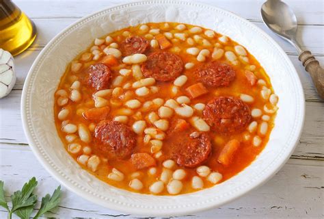 Plato de alubias blancas con chorizo
